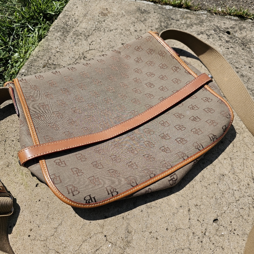 Dooney & Bourke Cabriolet Monogram tan canvas leather flap messenger crossbody - Picture 3 of 15